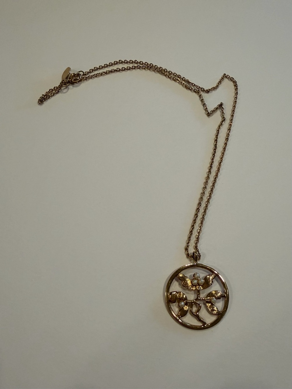 Vintage Avon Necklace Whispering Leaves Faux Pearl Gold Tone Pendant Signed 17 “